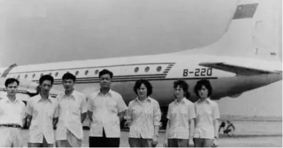 1982年7月，5名歹徒冲进客机驾驶室，劫持了飞往上海的2505次航班，突然，领