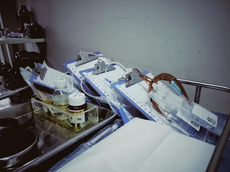 全麻过程中患者身体反应还挺奇妙的。刚开始麻醉诱导时，患者会像喝了好多酒一样，很快