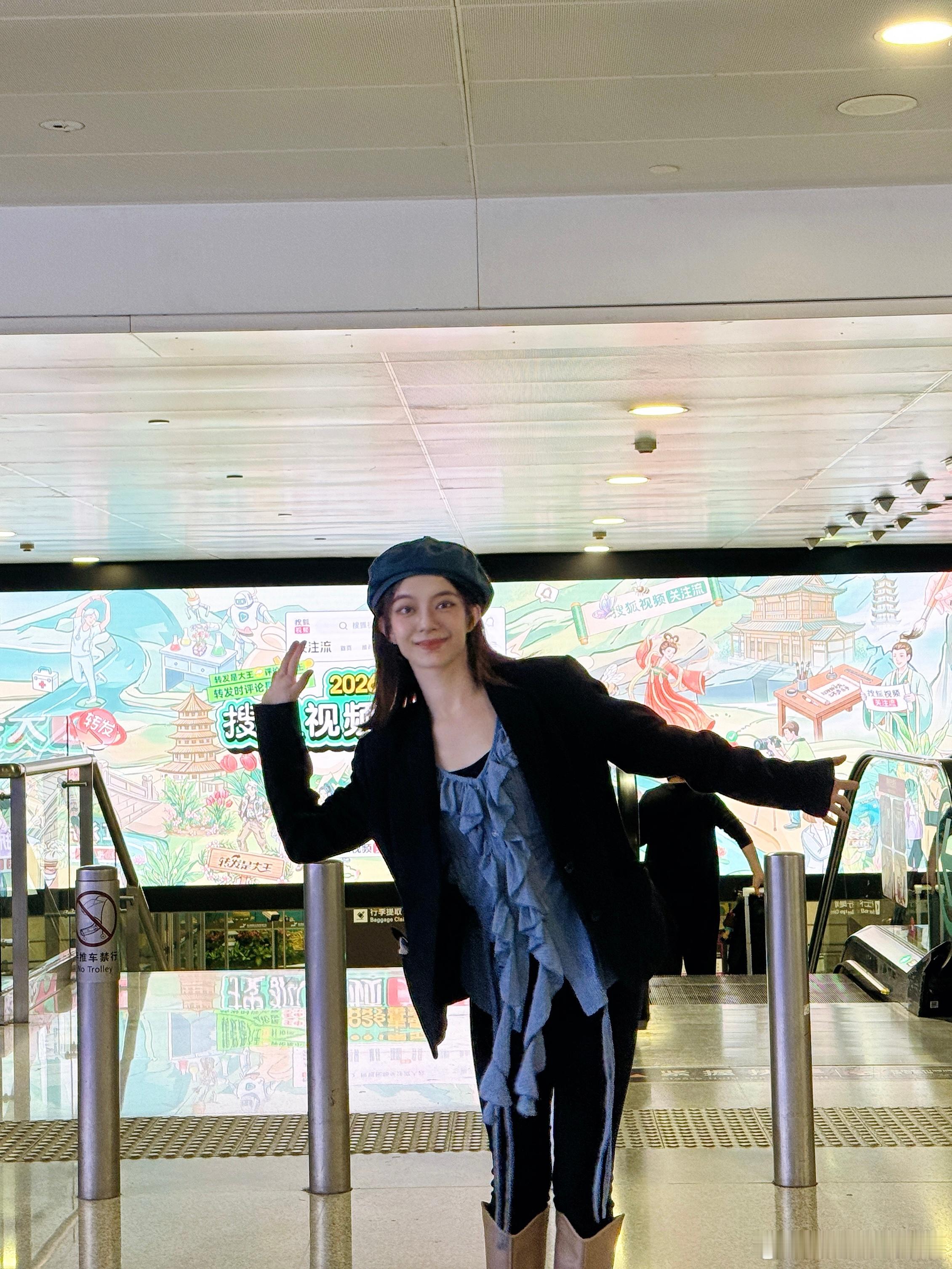 杭州D1主要逛了一下夜市感觉和广州的北京路没差hhh不过酱爆鱿鱼和蟹黄面好吃！点