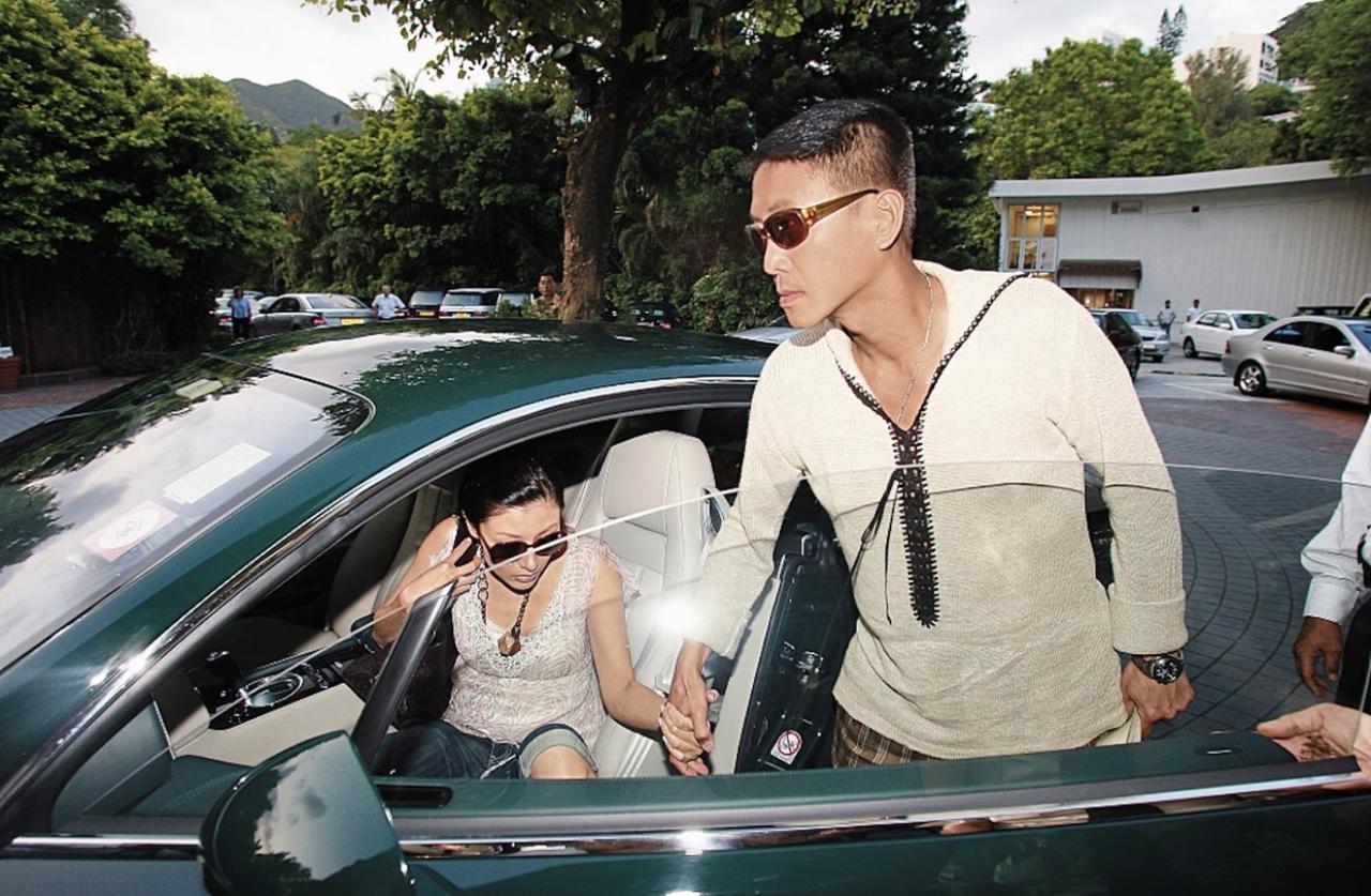 一张许晋亨带着李嘉欣出行的旧照，看着那个时候的两人，还很年轻的样子。

许晋亨一