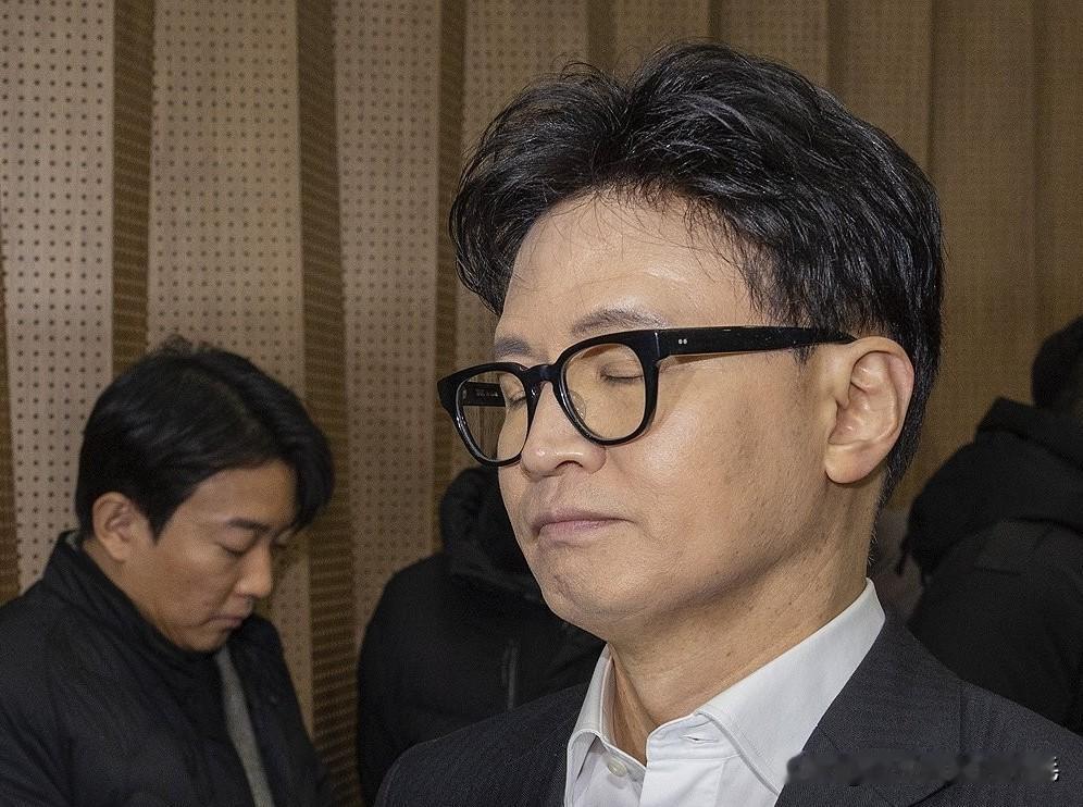 韩国国民力量党前党首韩东勋因“党员留言板”事件遭党内伦理委员会除名，这一惩戒决定