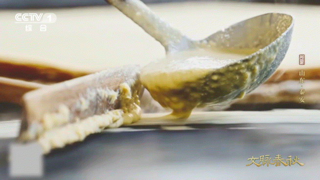 这是山东人的本命煎饼吧山东泰安年产煎饼超20万吨大汶口人种下的小米，在山东人手中