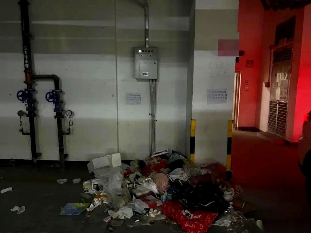 江苏无锡，小区侧门的感应器上，红灯刺眼地亮着。业主李某把手里的门禁卡贴上去，机器