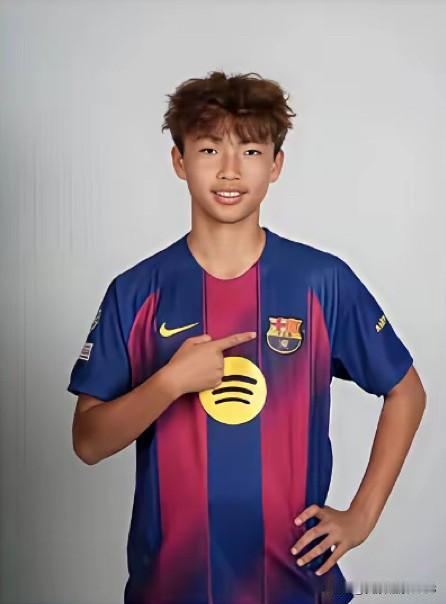 头发会影响前途？[灵光一闪]
李昊炎，14岁，正式签约巴塞罗那拉玛西亚青训营，将