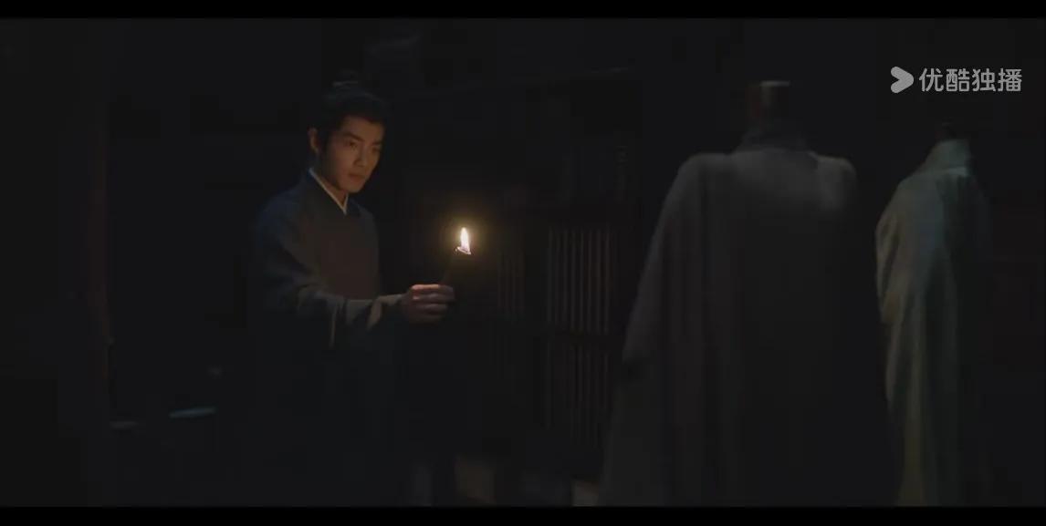 又看了一遍这集，细思极恐，黑灯瞎火的进入地下室，本来看见俩衣服架子就得吓一跳，居