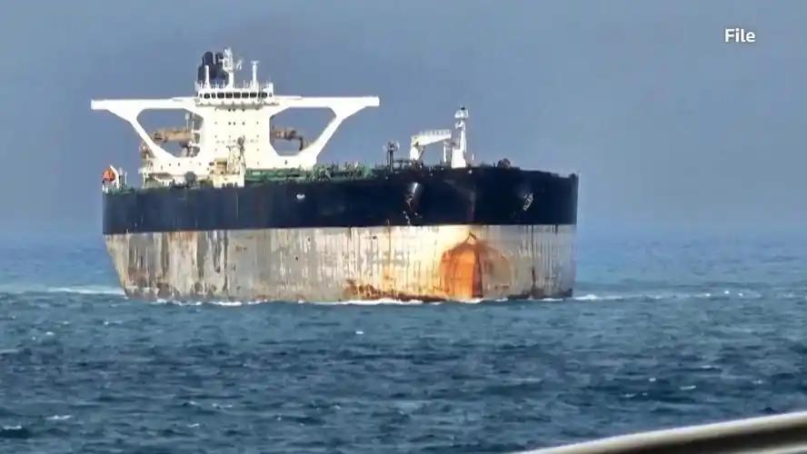 俄罗斯“怂了吗？美国扣押俄罗斯的油轮，当时俄潜艇护航船只就在周边，为什么俄罗斯不