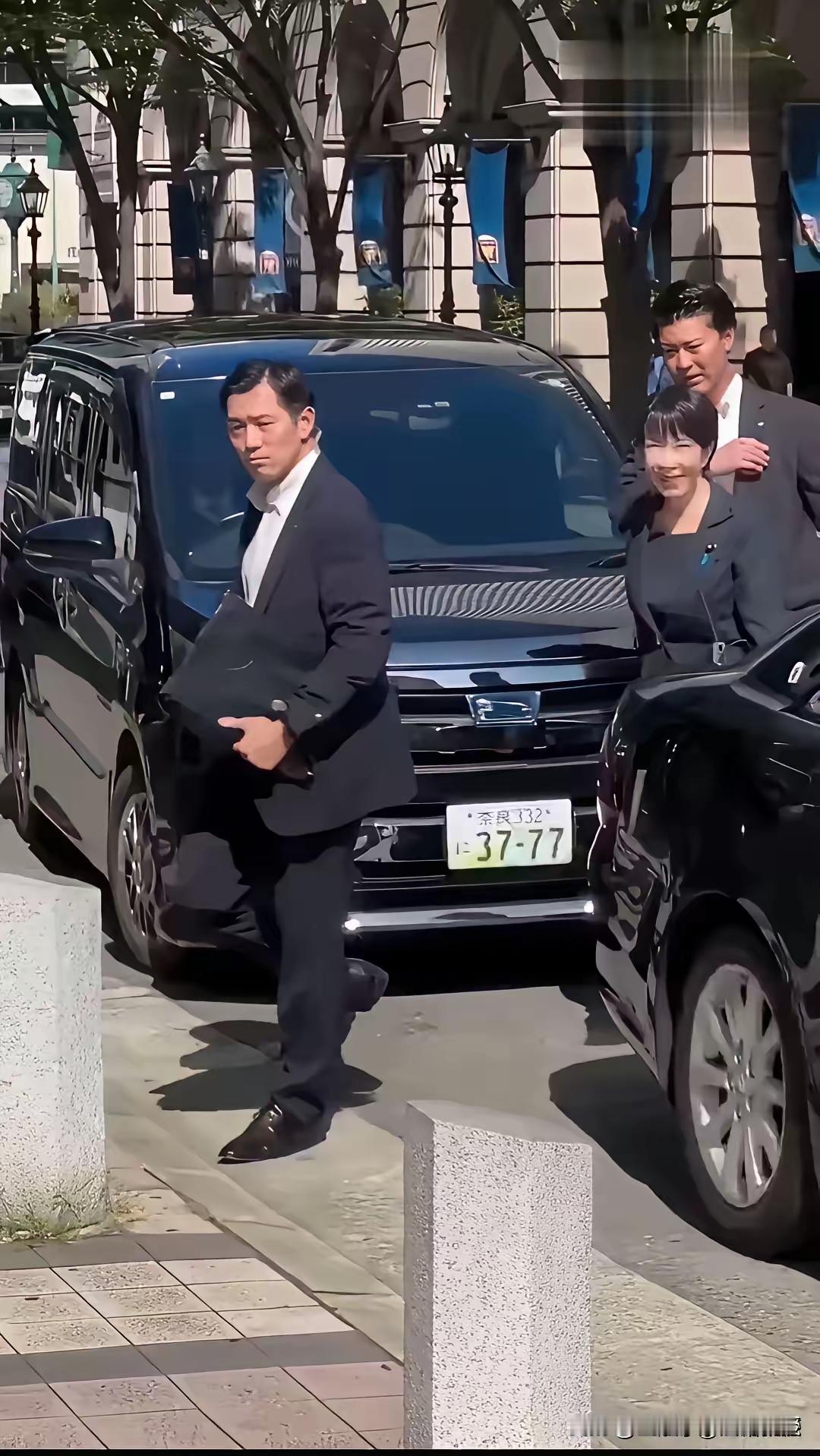 这是高市早苗坐的车，视频里看到她刚从车上下来，看看那个车牌号有点眼熟吧？“37—