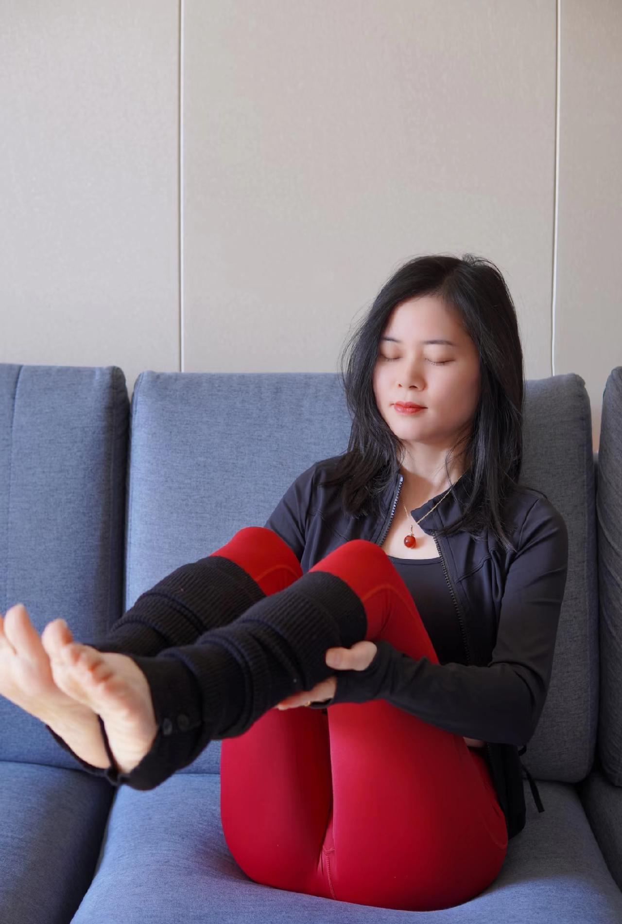 不张扬，却足够温暖，不浓烈，却自带光芒。
就像生活里那些温柔又坚定的小美好，悄悄