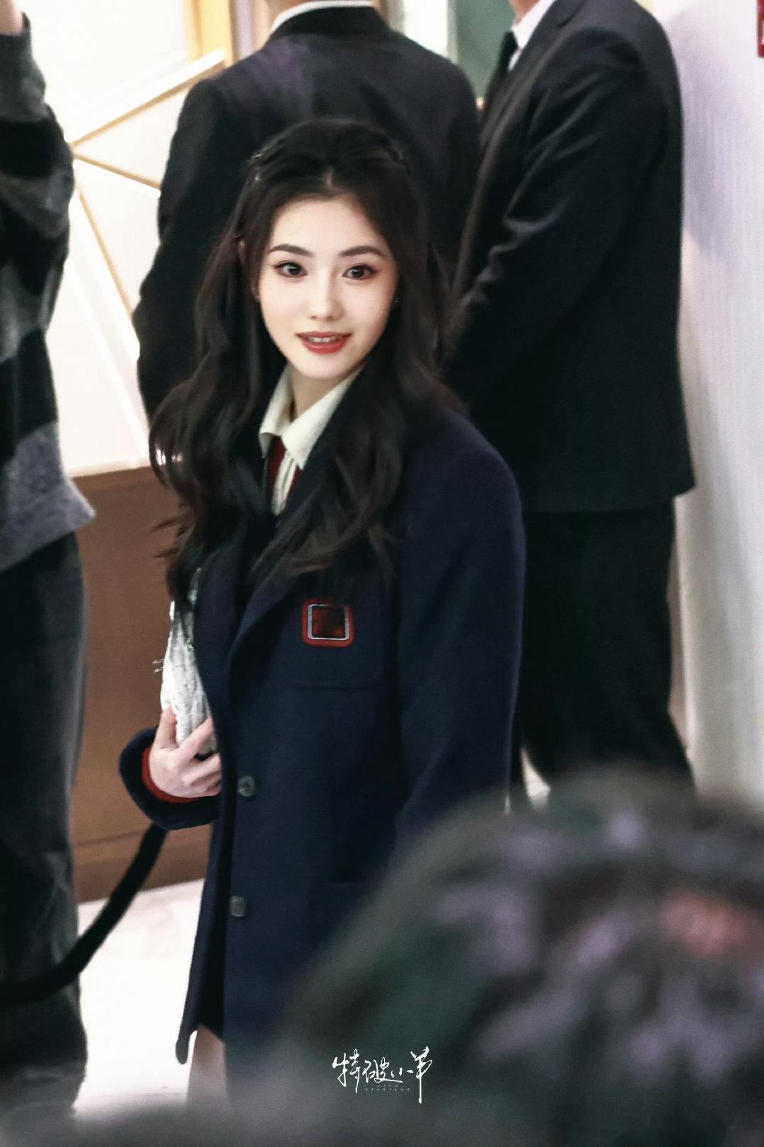 刘浩存今日惊艳出席 Miu Miu 活动，身着品牌服饰的她尽显优雅气质与独特魅力