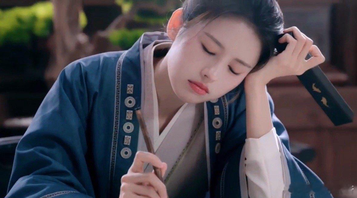 古偶史上最离谱伪装术！别人易容换脸，钟霖直接裹成木乃伊，鹤男用眼神证明：只要我眨