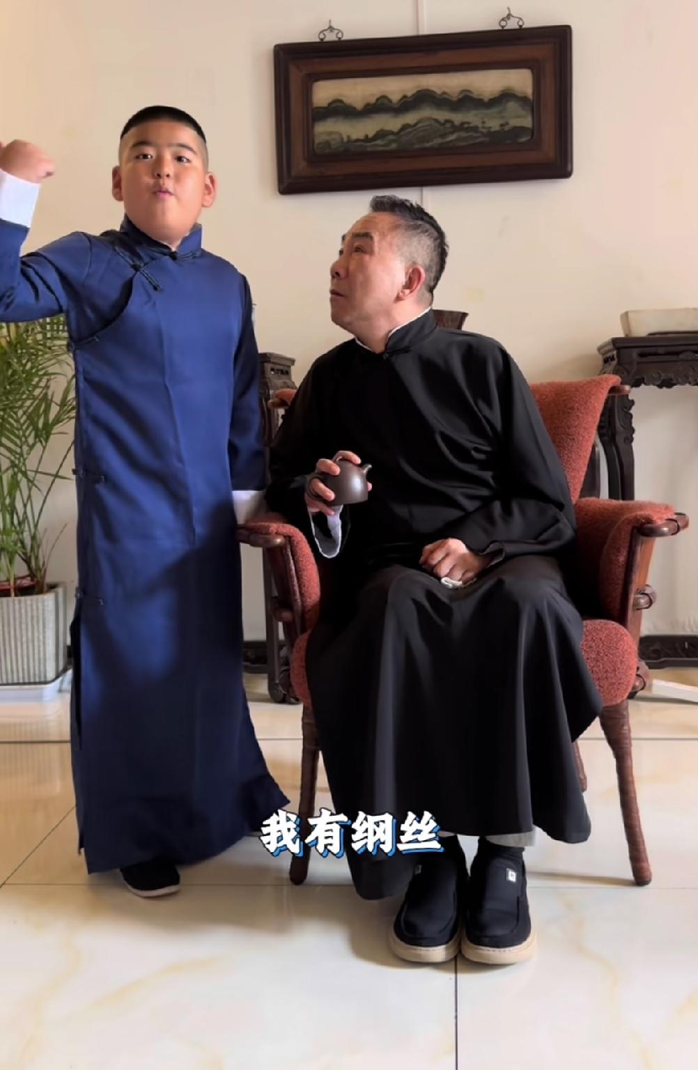 杨老五在掉价这条路上从来没缺席过。这两天可够他忙活的，直播间天天制造话题，张口就