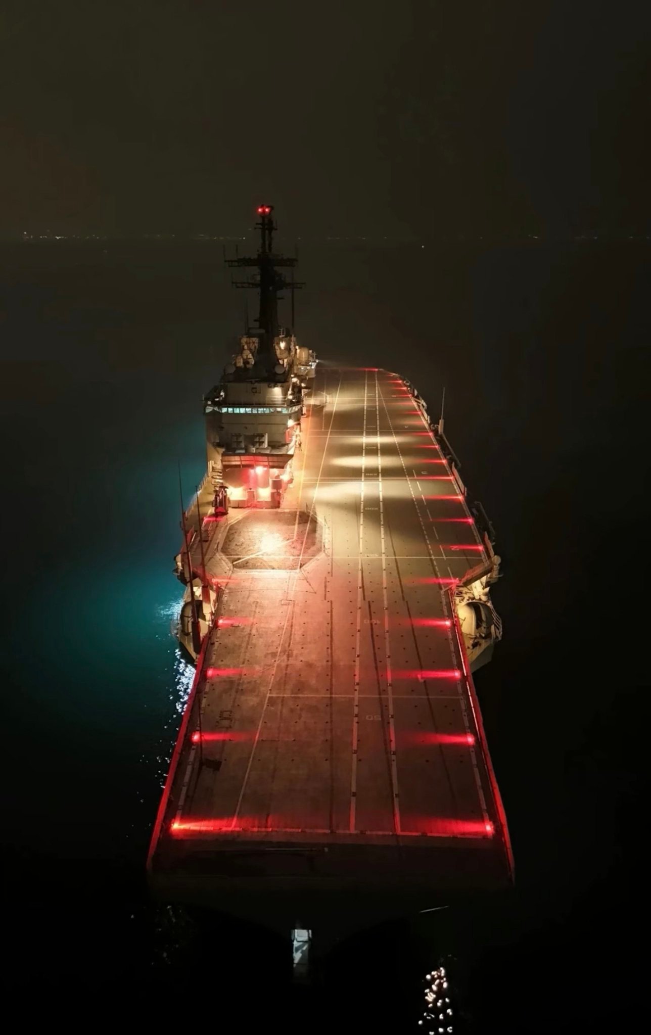 航拍印尼“三佛齐”号（KRI Sriwijaya，舷号 100）航母，它是东南亚