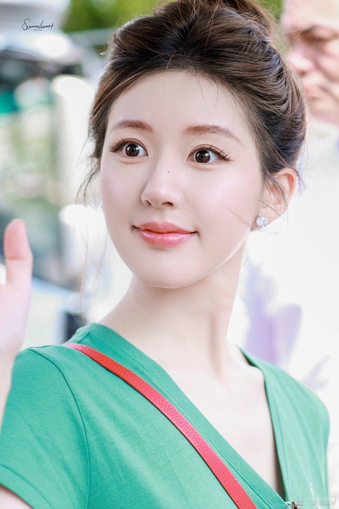 赵露思 🍀 许我耀眼上班，清新甜妹 ​​​