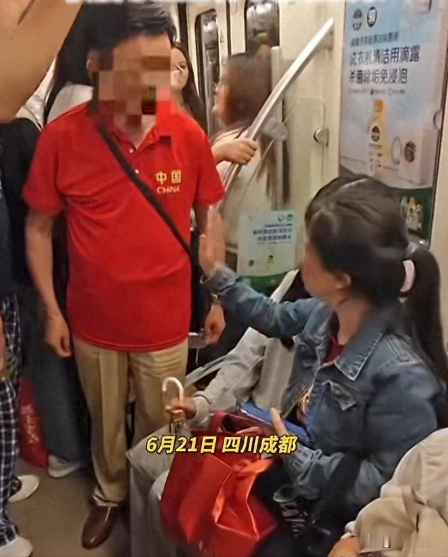 红衣大爷火出成都了

他这场地铁闹剧，那身打扮，配上那副倚老卖老的蛮横样子，简直