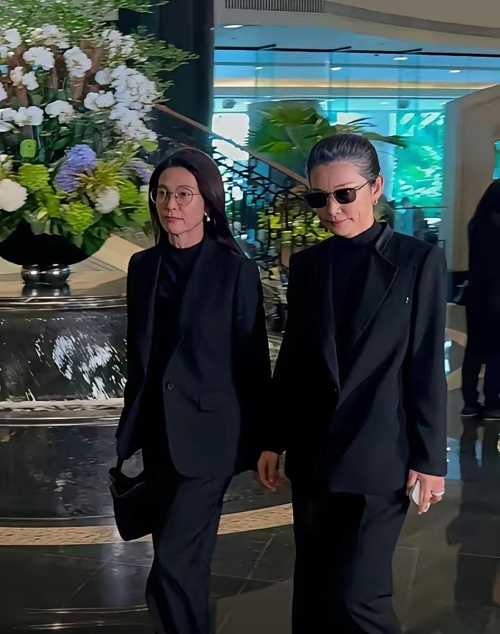 西装是黑的，头发是白的，女明星也不都是光鲜亮丽的！这种连白头发都毫不掩饰的女明星