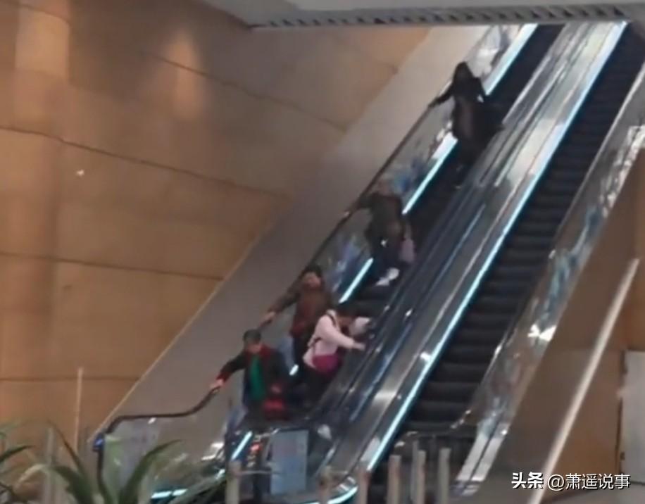 太惊悚了，成都天府机场一群大妈竟然托着行李箱下扶梯，关键是逆行，看着她们艰难的步