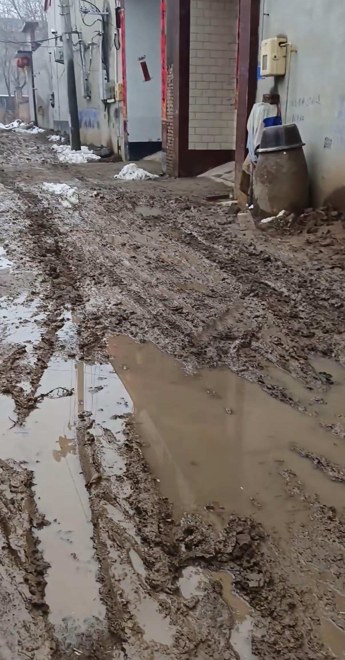 是钱的事？不像；
是政策不支持？那不可能；
是被贪污了？必须严查；
是人心不和？