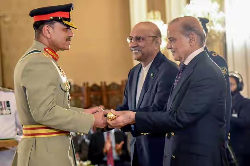 巴基斯坦总统总理双双低头，邻国三军总司令上位权势滔天