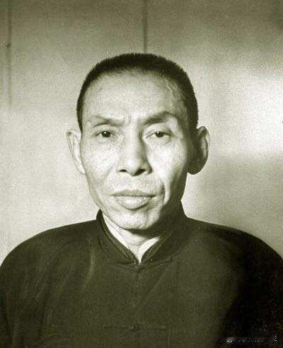 杜月笙说：
“别总想着和别人建立深厚的关系，君子从来不跟任何人走太近。只有小人和