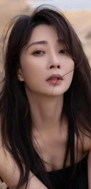 孙东海当着朋友的面摔碎了酒杯，还骂了句殷桃是 "戏子"，一年后，她跑回了老家，宁