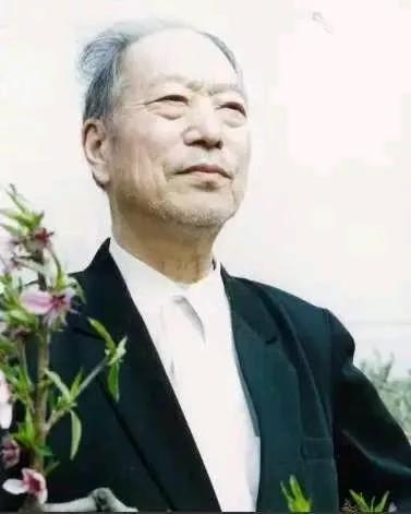 80年代，兰考的四个农民长途跋涉，去往新安监狱探监，在门口，监管人员问："你们来