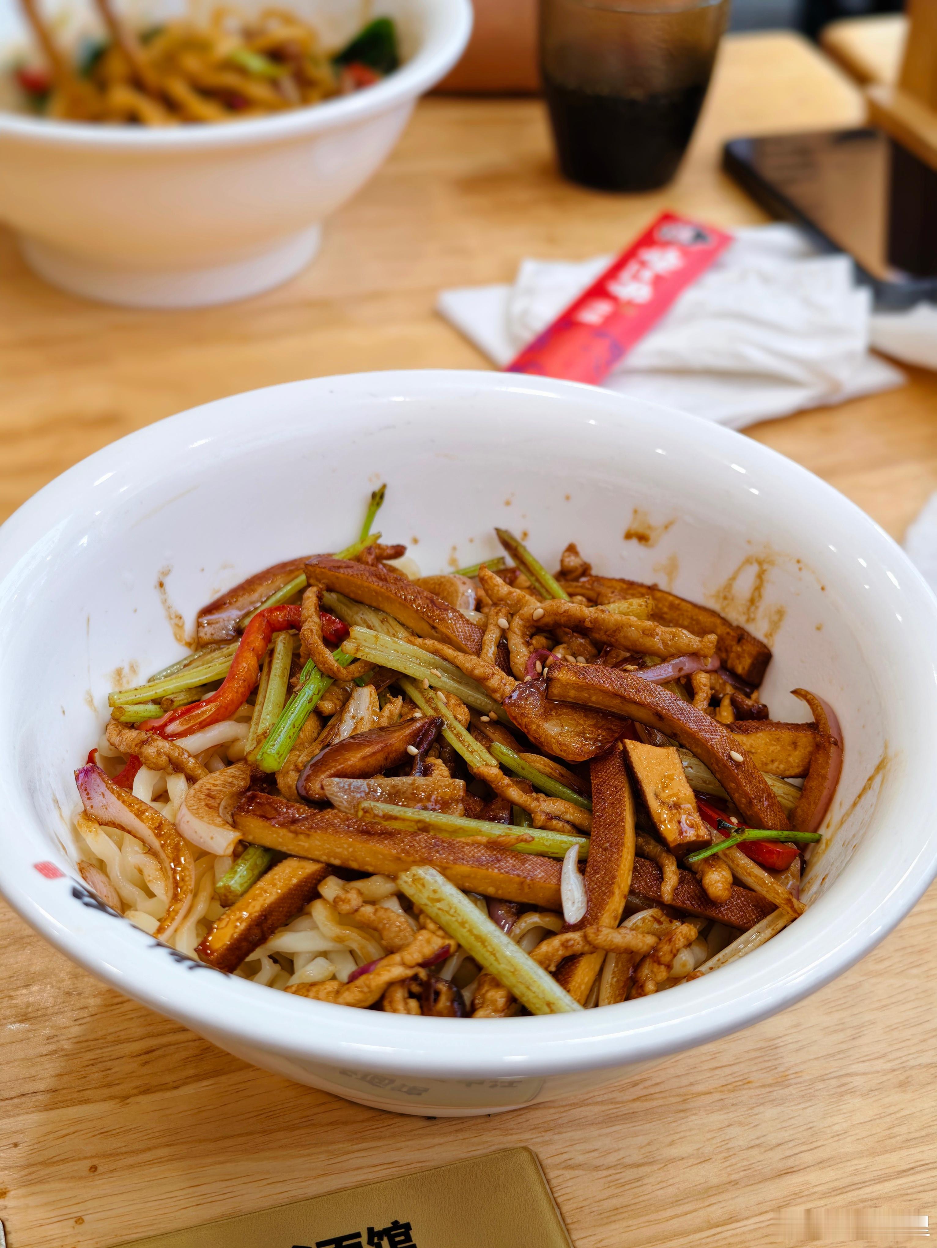 今日份晚餐，差点忘了发，因为在外面赶路，吃不了那么清淡了。来一碗拌川吧，其实味道