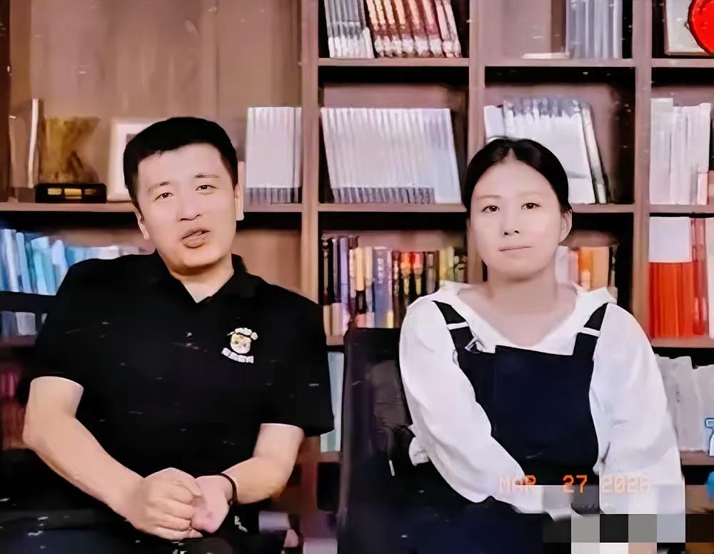 张雪峰突然间没了，这个才30多岁的女人该何去何从？有人认为这么年轻肯定会再婚找一