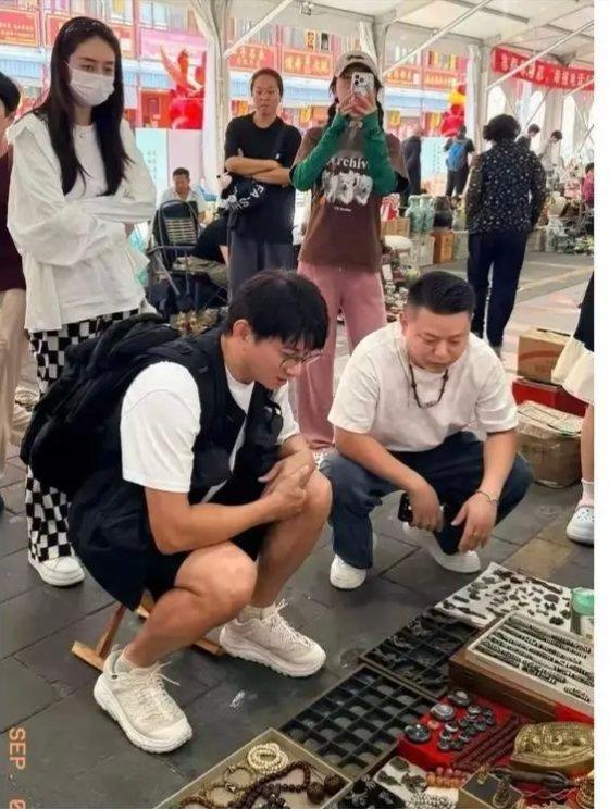 55岁吴奇隆逛潘家园被偶遇，状态绝佳竟像三十出头小伙子吴奇隆在潘家园游览时遭遇偶