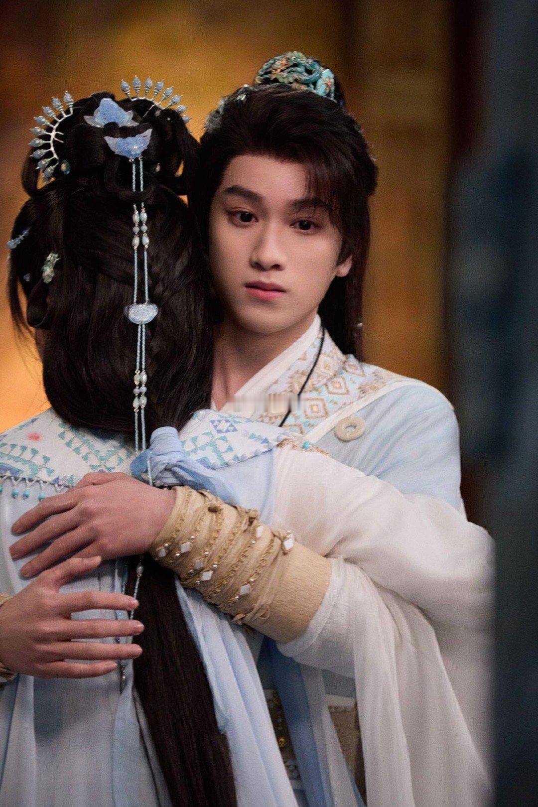 建议把林允的相机列为片场重要资产！她镜头下的敖子逸在发光——打盹时翘起的呆毛像在