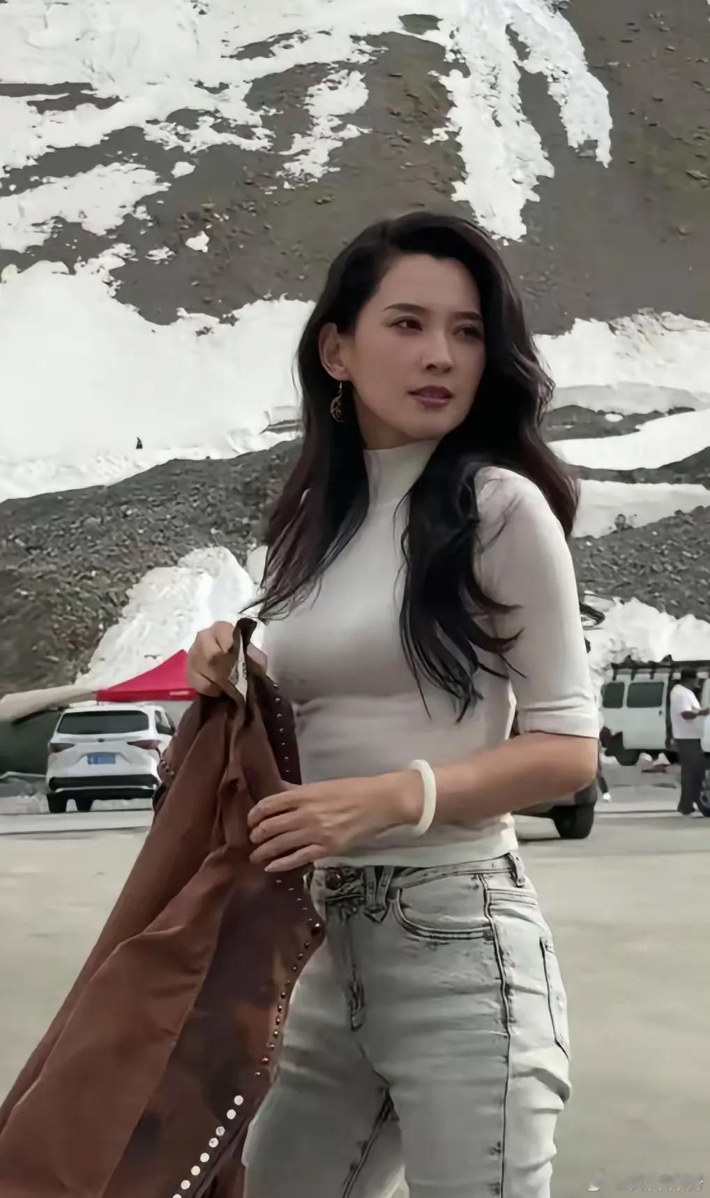 这个女人还有点本事哦，居然能赢过章子怡 