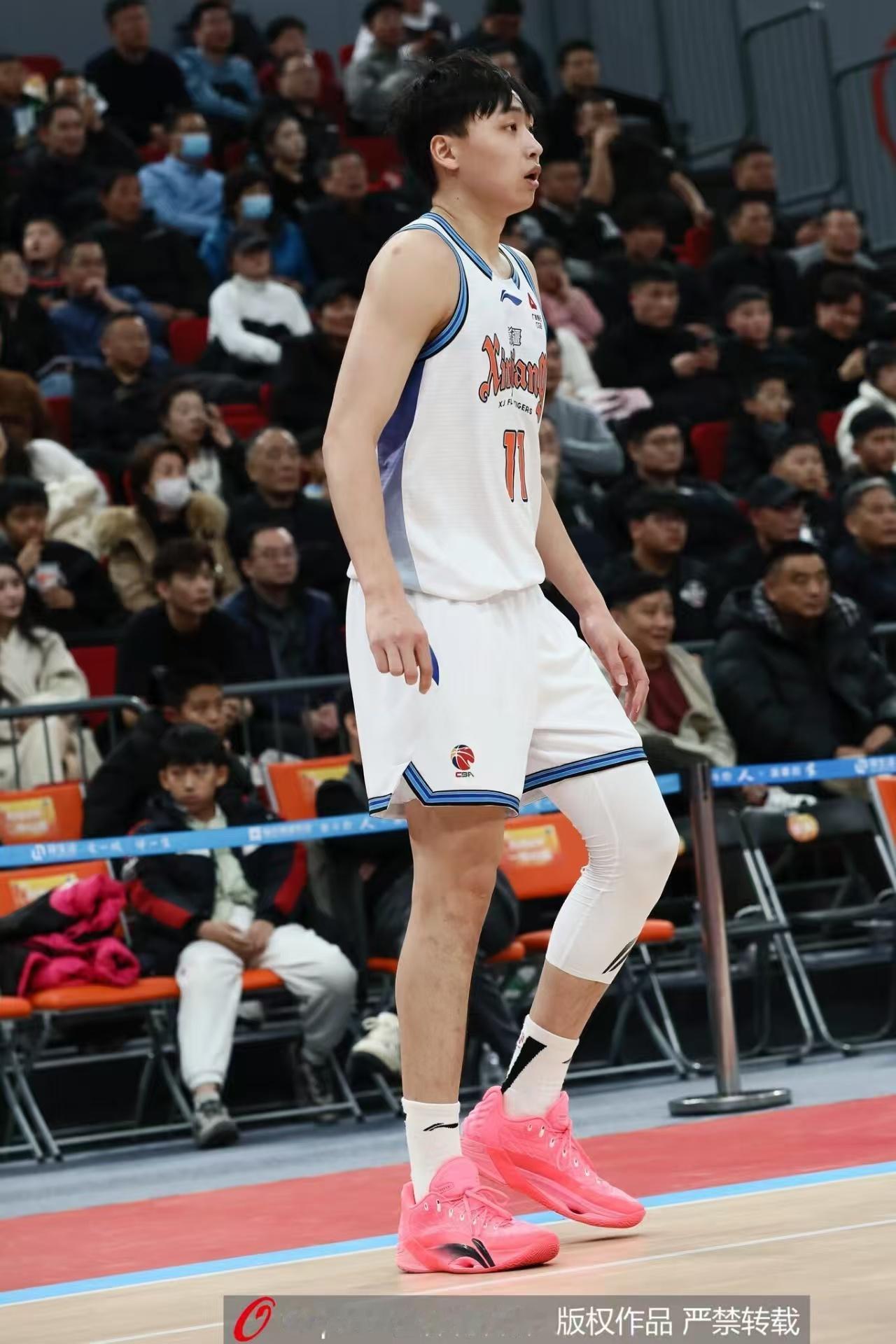 新疆队再遭重创。上一场新疆对阵福建的比赛末节，齐麟遭遇崴脚被迫下场接受治疗，随后