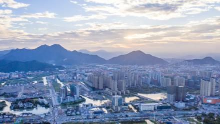 今天说浙江外国语学院。
很多家长和考生一听到“学院”两个字，心里就犯嘀咕——是不