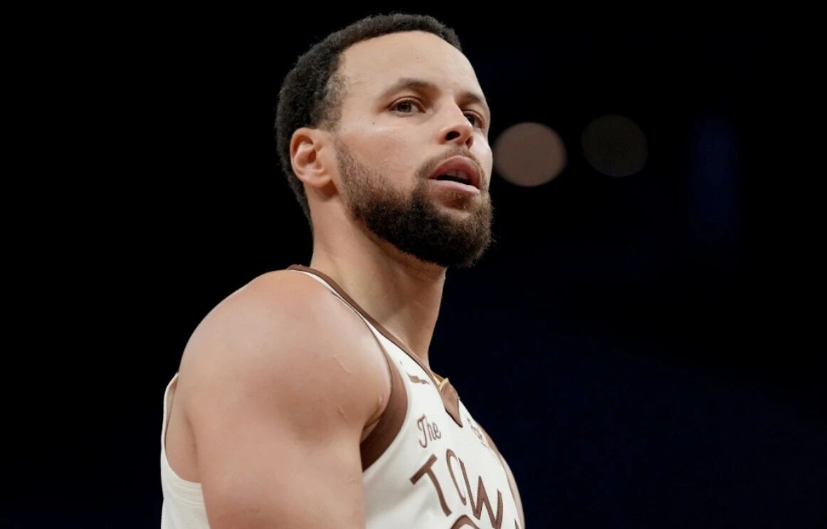 【#库里连续缺阵将达20场#】通过加时击败火箭迎来赛季最优美一胜之后，勇士遭遇一