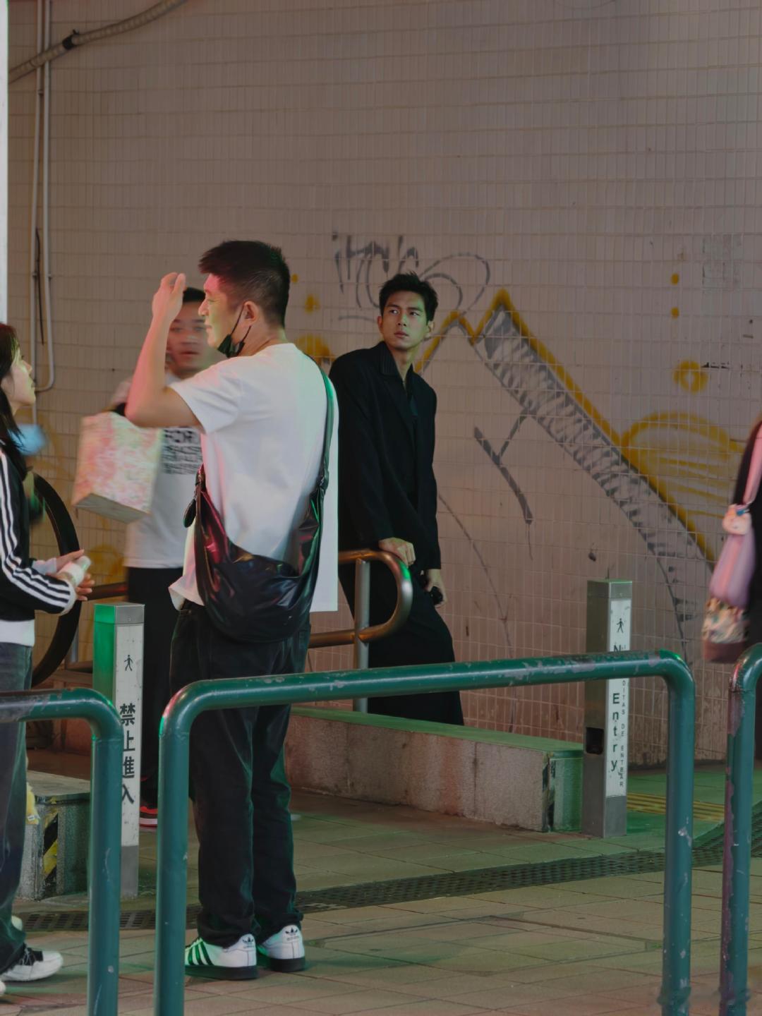 网友澳门偶遇李现网友澳门街头偶遇李现 网友澳门偶遇李现，看他那放松的状态，随便一