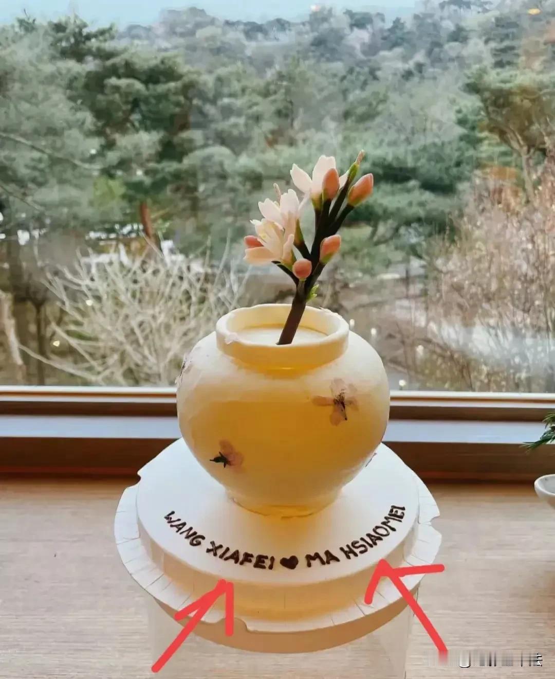 汪小菲和马筱梅去韩国秀恩爱，顺便定做了含有两人姓名拼音的蛋糕，但有人说拼音写错了