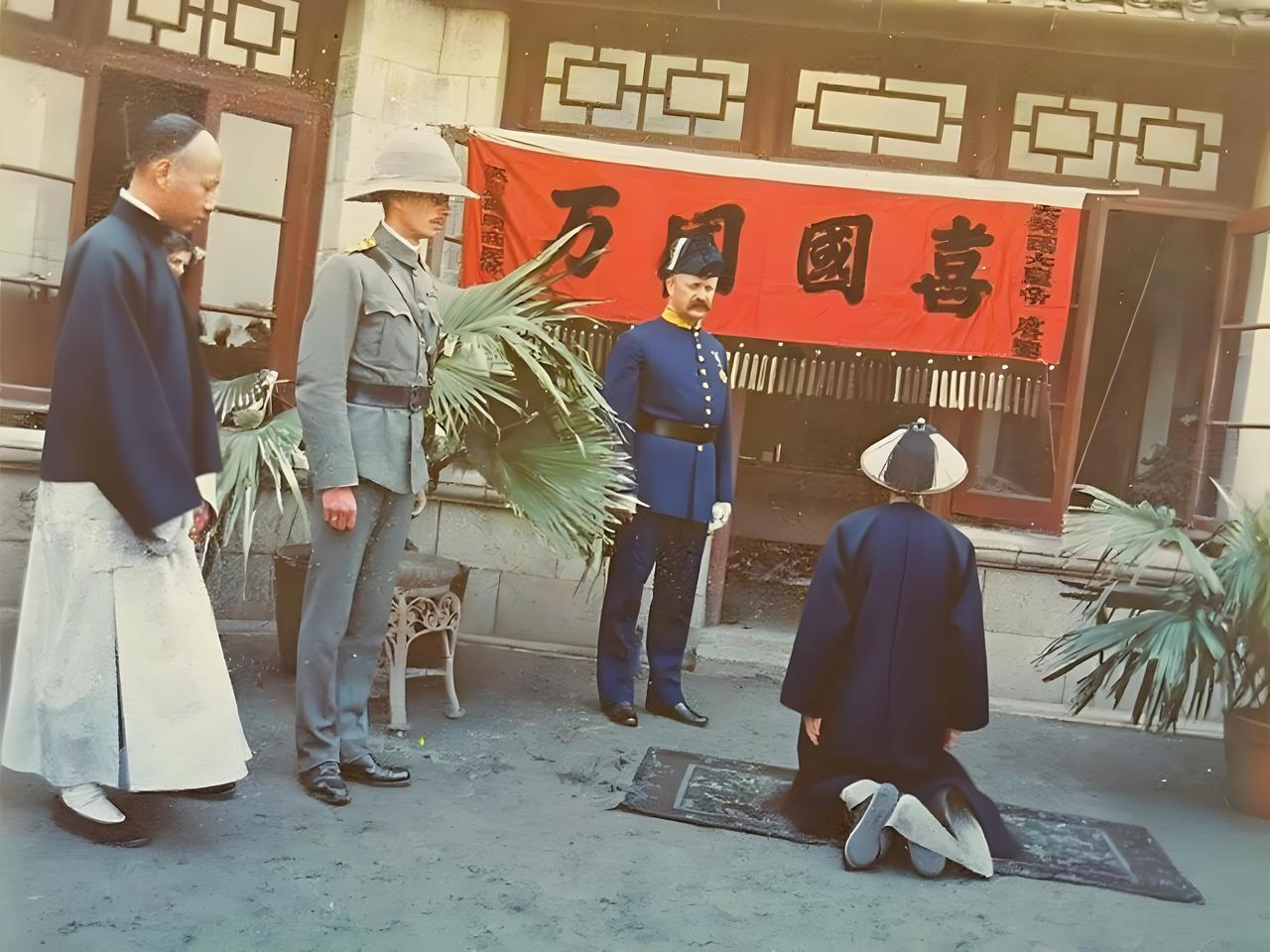 1902年8月9日，威海都成英国的殖民地了。英王爱德华七世加冕，威海的这些官吏还