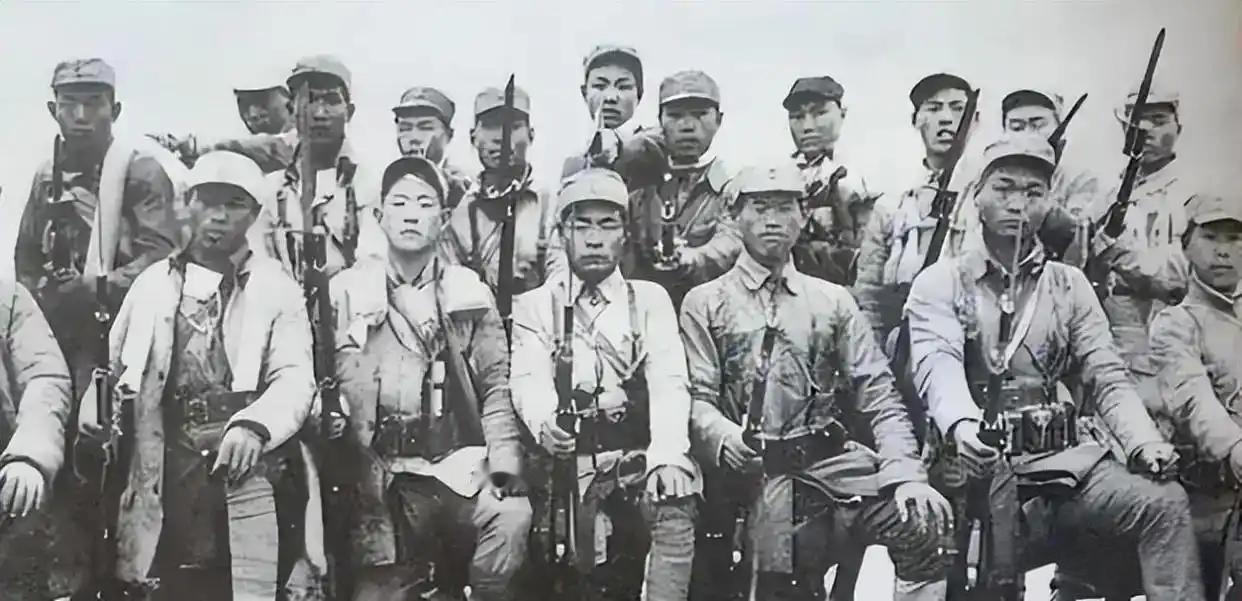 红27军被围在磨子潭峡谷，将全军覆没，徐海东带领战士冲了上去。
 
磨子潭峡谷是