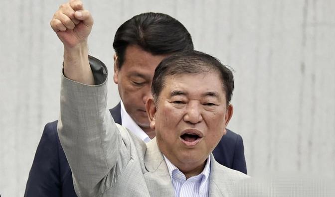 “七七事变”前夕，石破茂在日本街头挥拳大喊：中国正在增强军备！

石破茂，195