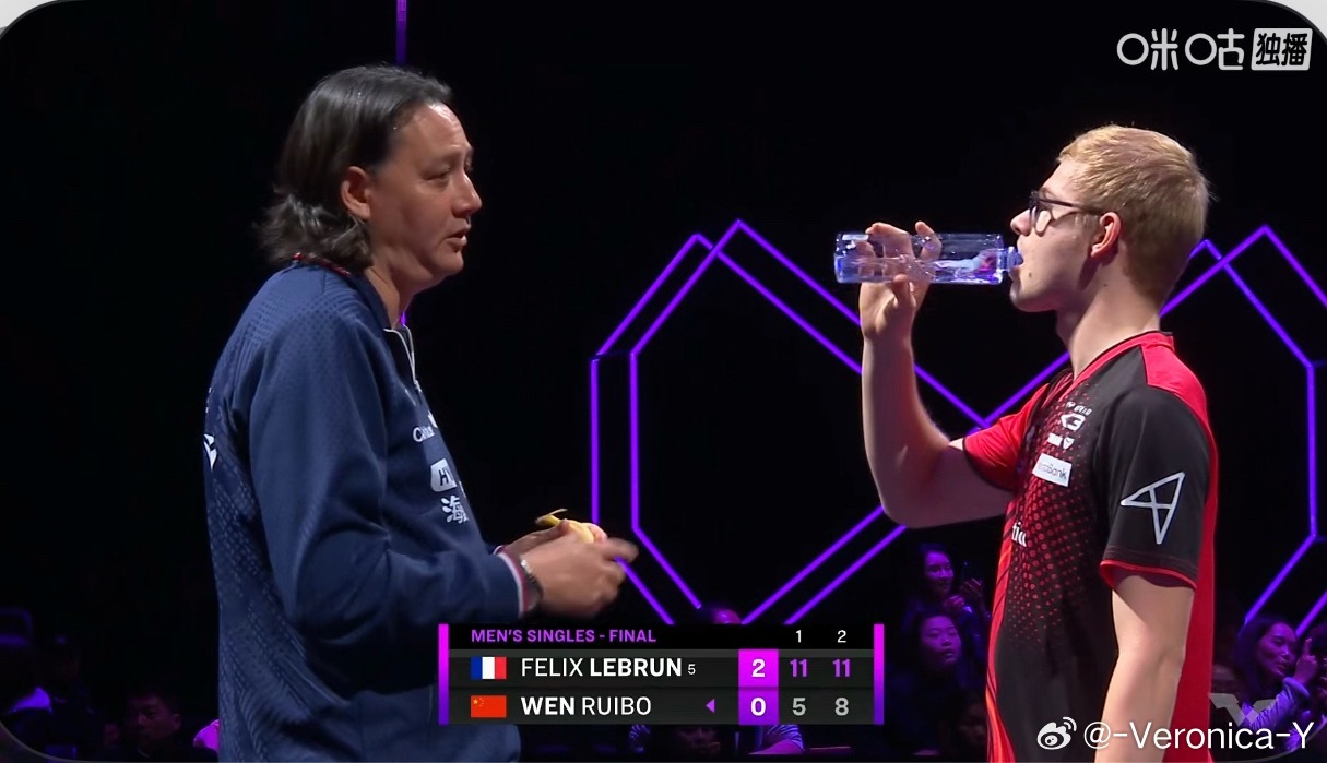 温瑞博0-2小伦有人问这个长发男人是不是雨果的老教练确实是的 