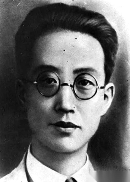 1938年，项英的妻子张亮，跋涉千里终于在南昌找到了他。
没有拥抱。
项英看着她