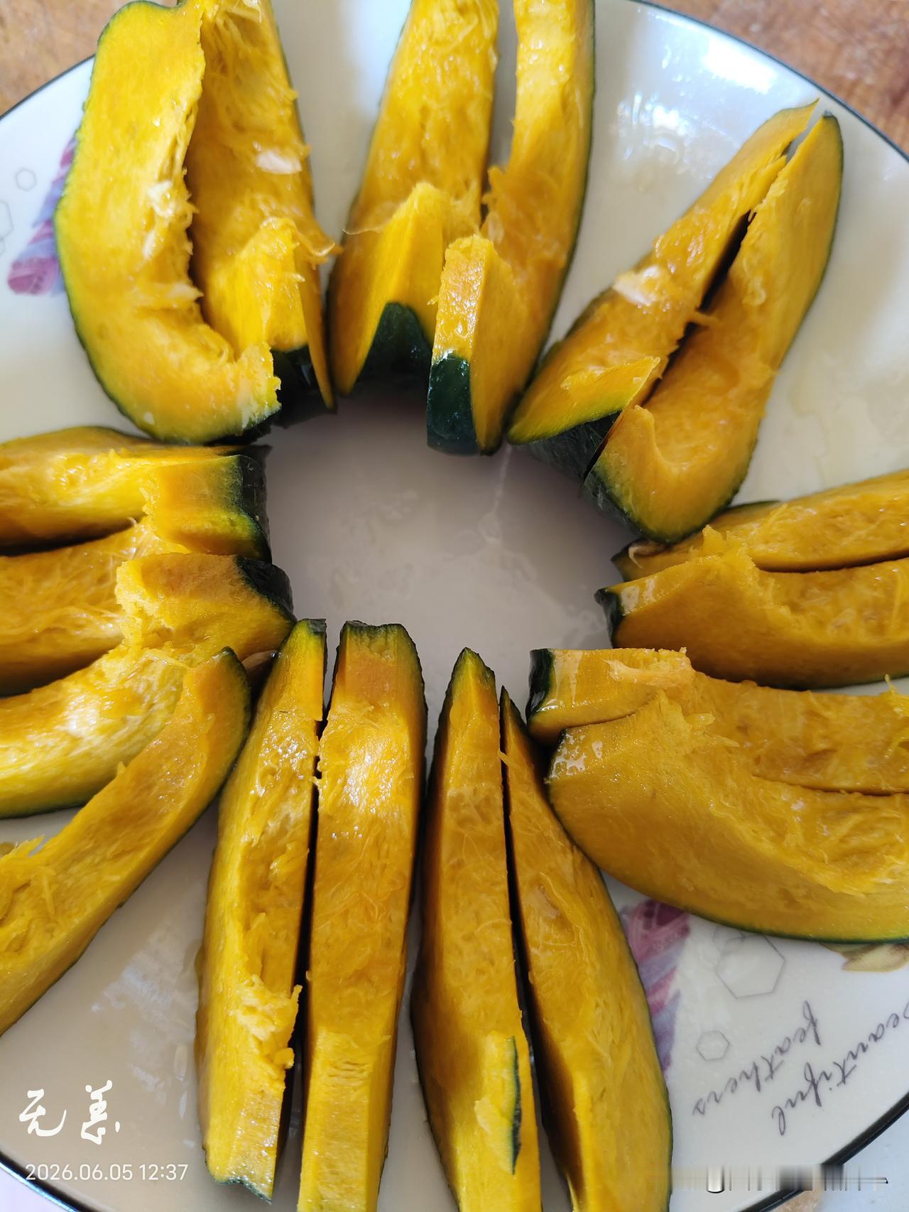 世上唯有爱和美食不容辜负。[玫瑰][玫瑰][玫瑰]
这盘烤得金黄的贝贝南瓜，外皮