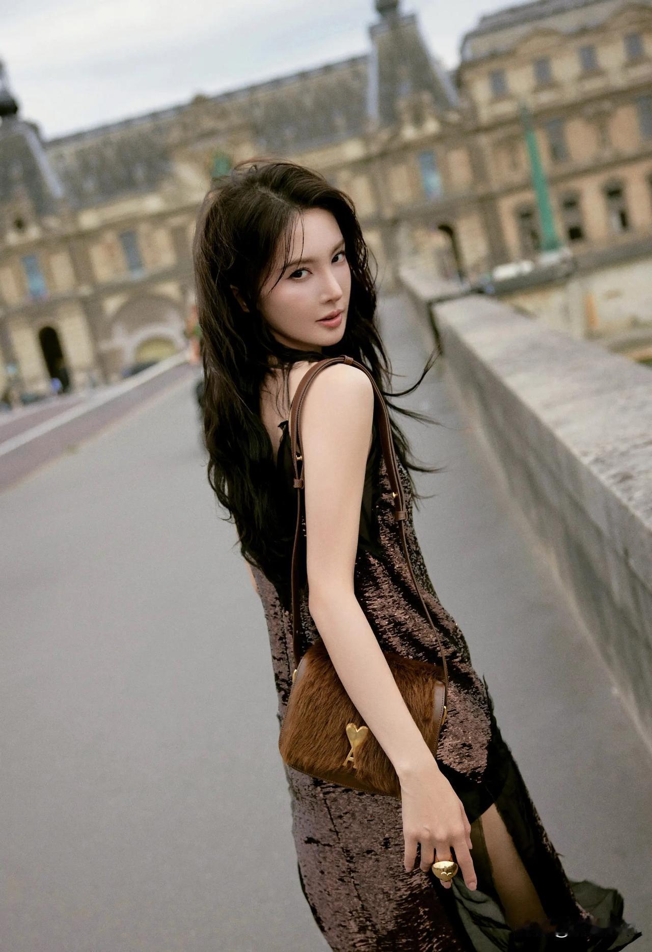 金晨这助理不错，忠心可嘉、日月可鉴。网传金晨交通肇事顶包、逃逸、骗保？澄清：不是