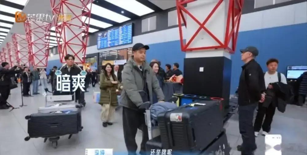 马頔在节目里把自己灌成水壶，就因为孙杨说了一句“这茶很贵。” 一群人逛街，走得口