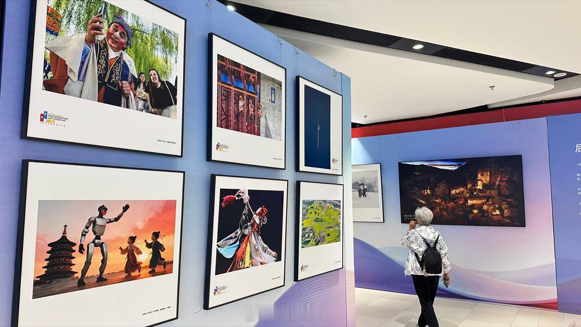 【洛阳首届摄影艺术展开幕 】6月10日上午，洛阳首届摄影艺术展 在正大国际广场3
