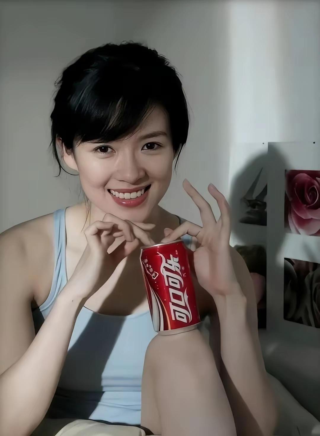 笑语盈盈暗香来，红袖添香夜未央。年轻时候的章子怡，真的是形象好气质佳身材棒，惊为