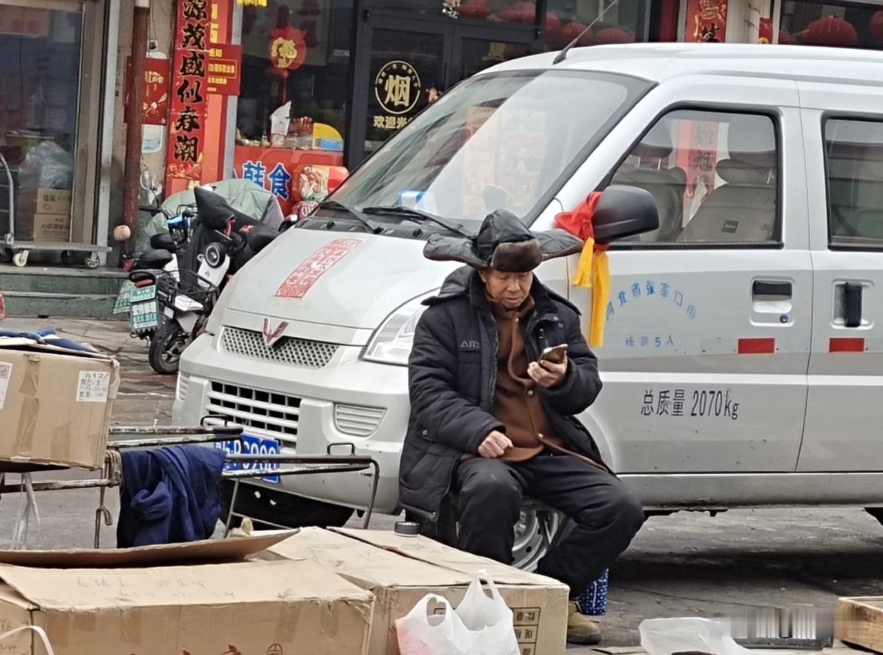 晒出你的街拍这所谓的网红其实就是人群的一个异类。卖个货都要装扮一下，这是怎么了？