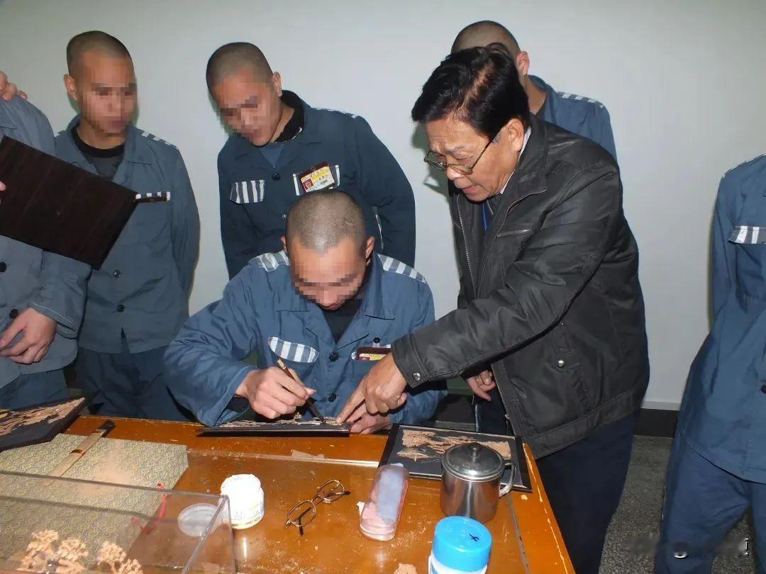 为什么不把罪犯运到沙漠种树，改善环境，反倒要浪费资源将他们关进监狱养着？

因为