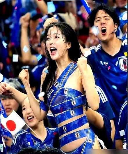 日本球场，一个女球迷火了。
她用黄胶带在身上绕了个样子，就这么去看球了，还把照片