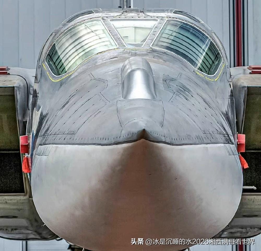 分享一组图一图二俄罗斯空天军主力远程轰炸机图-22M3经过现代化升级改进的机头正