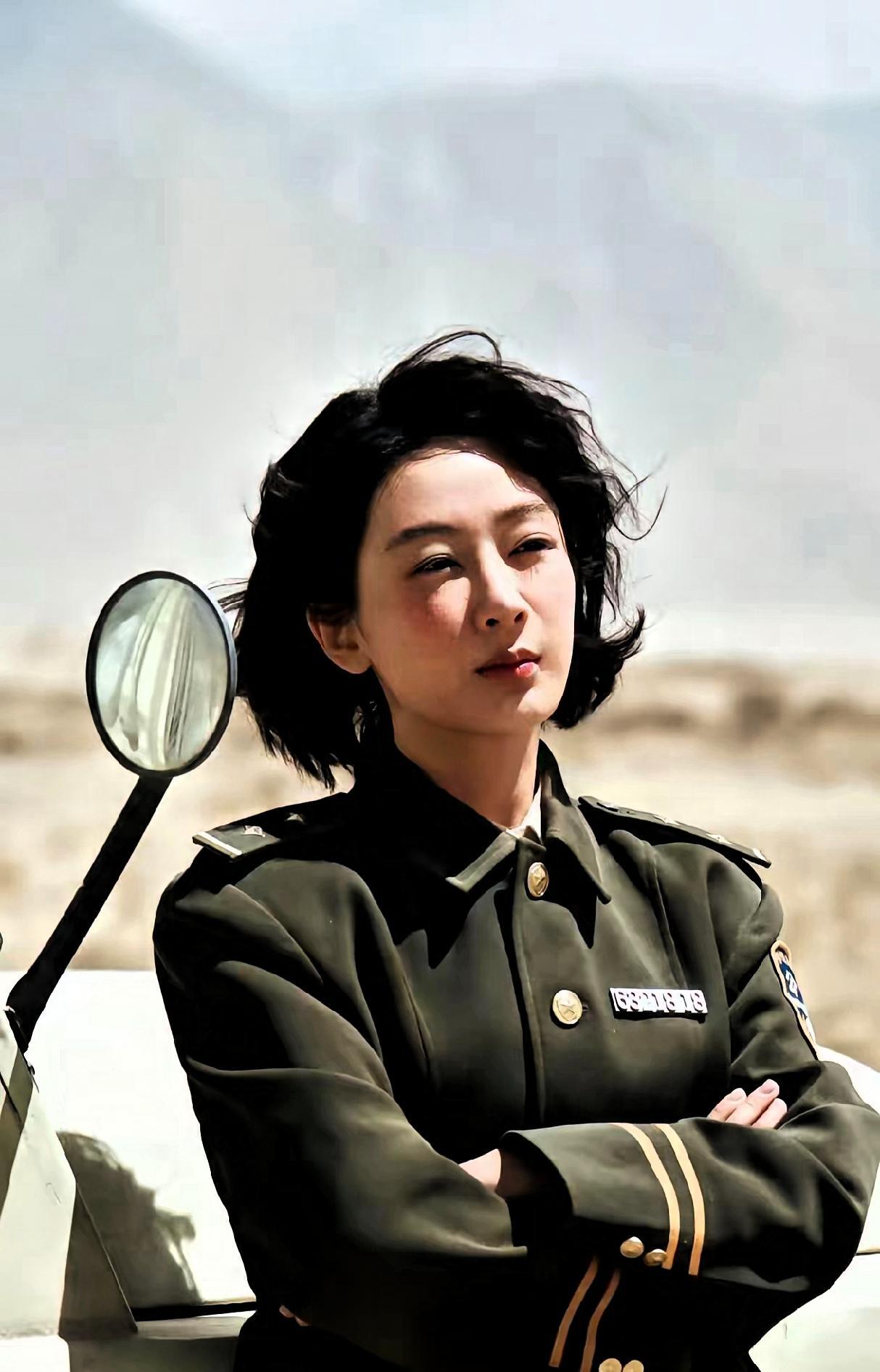 撕掉“甜妹”标签最快的方法是什么？
杨紫选择把自己扔进高原，让风沙当美工。
别跟